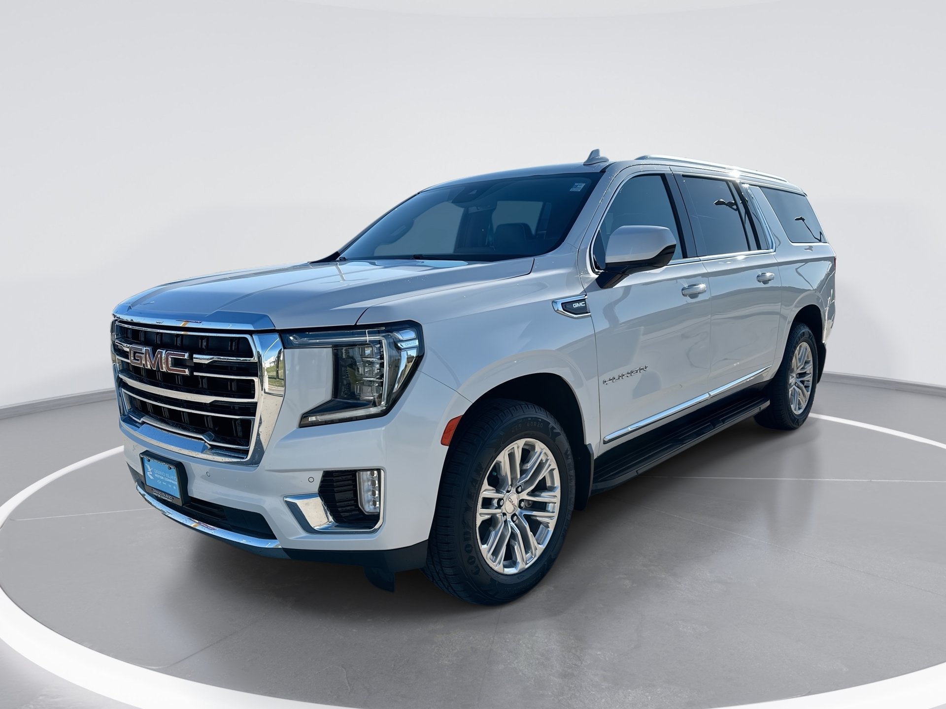 2023 GMC Yukon XL SLT in White Frost Tricoat — front three-quarter view